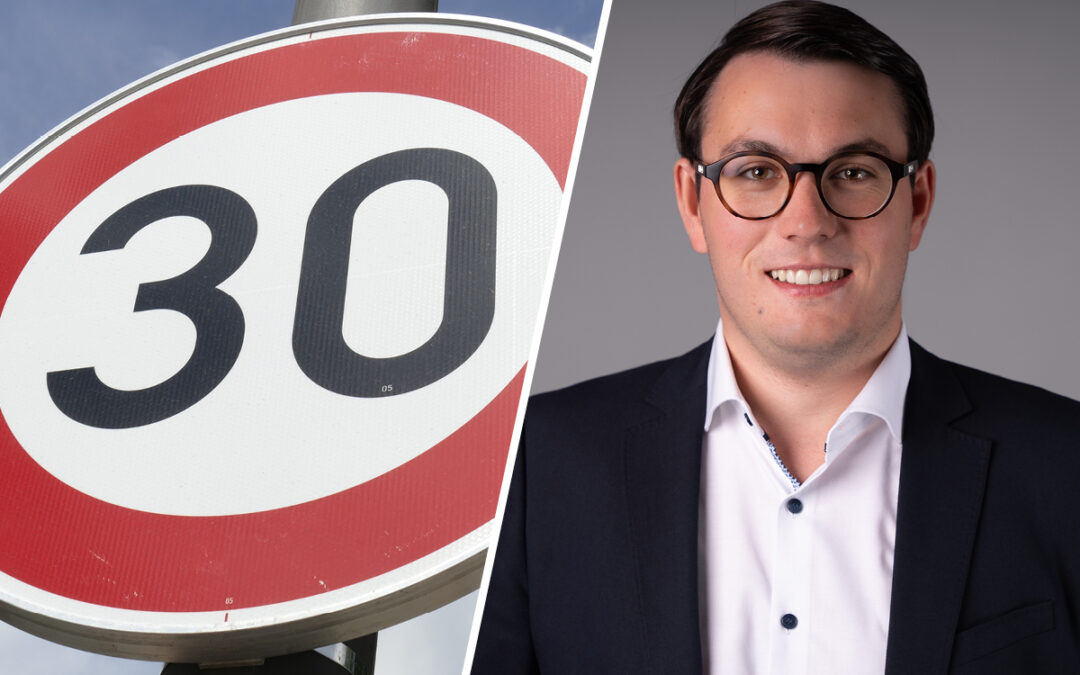 Maximilian Gludau, verkehrspolitischer Sprecher der FDP-Landtagsfraktion Sachsen-Anhalt neben einem Tempo-30-Schild.