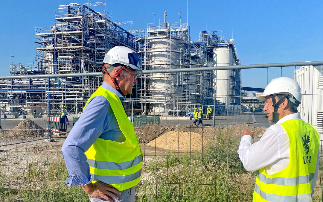 Michael Duetsch, Geschäftsführer von UPM in Leuna, und der Chef der FDP-Landtagsfraktion Andreas Silbersack bei einer Besichtigung des Werksgeländes der neuen Bioraffinerie.