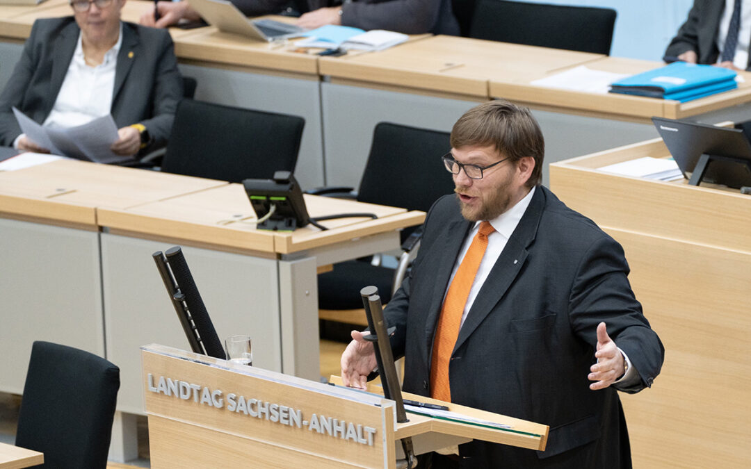 Guido Kosmehl, innenpolitischer Sprecher der FDP-Landtagsfraktion Sachsen-Anhalt, am Rednerpult im Landtag.