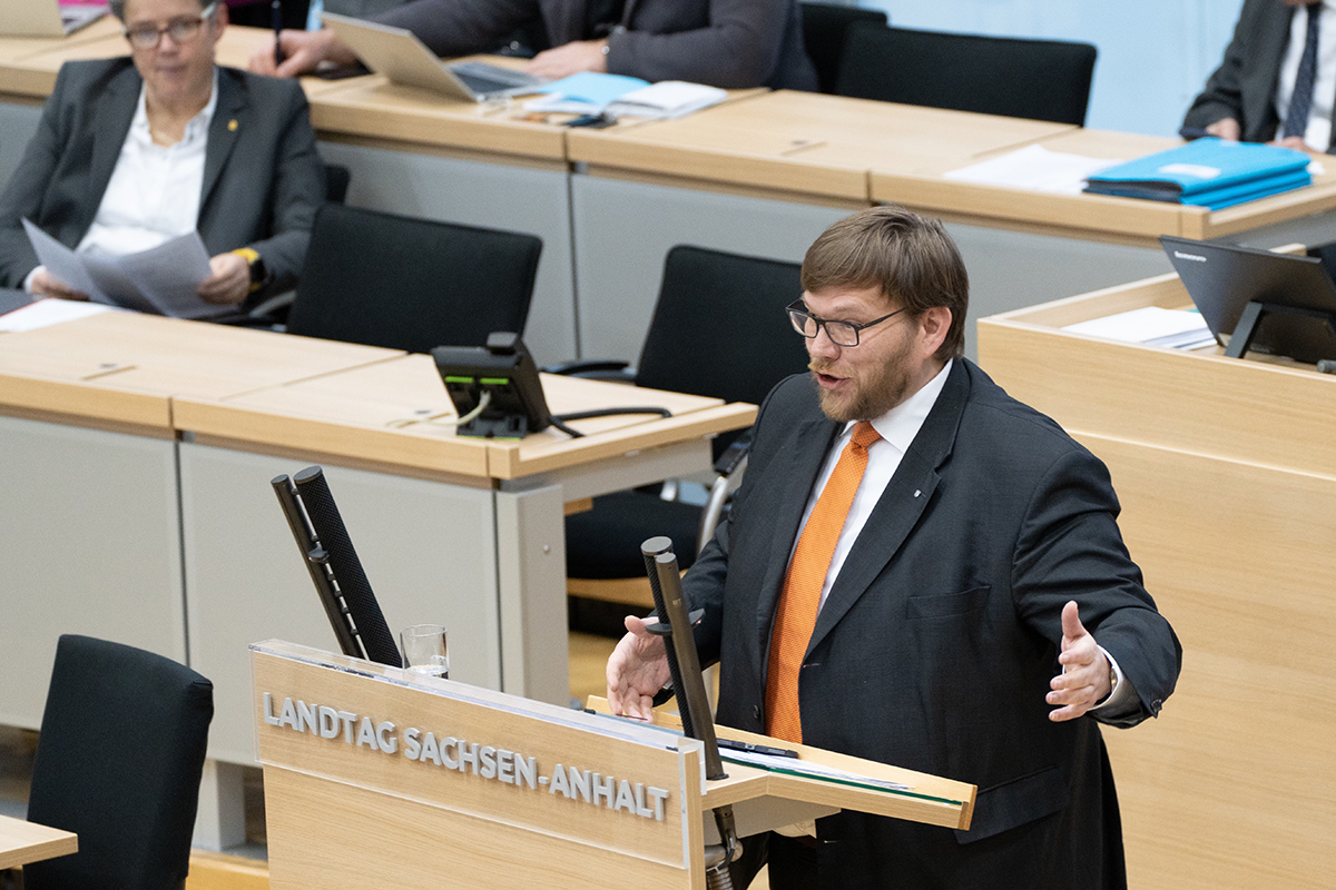 Guido Kosmehl, innenpolitischer Sprecher der FDP-Landtagsfraktion Sachsen-Anhalt, am Rednerpult im Landtag.