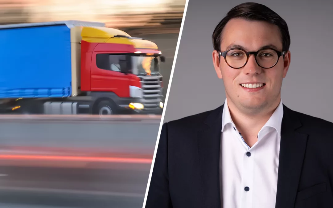 Maximilian Gludau, verkehrspolitischer Sprecher der FDP-Landtagsfraktion, daneben die Abbildung eines Lastwagens auf der Autobahn.