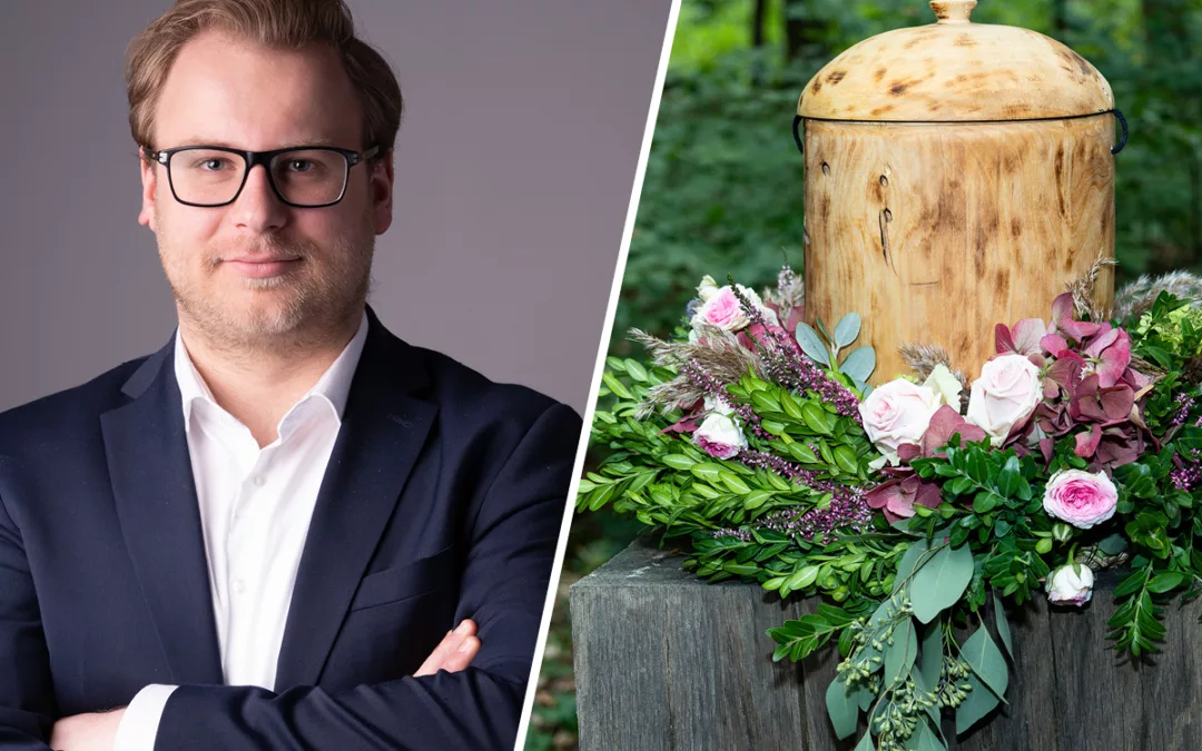 Links im Bild Konstantin Pott, sozialpolitischer Sprecher der FDP-Landtagsfraktion Sachsen-Anhalt, rechts Abbildung einer Urne auf einem Baumstamm im Wald.