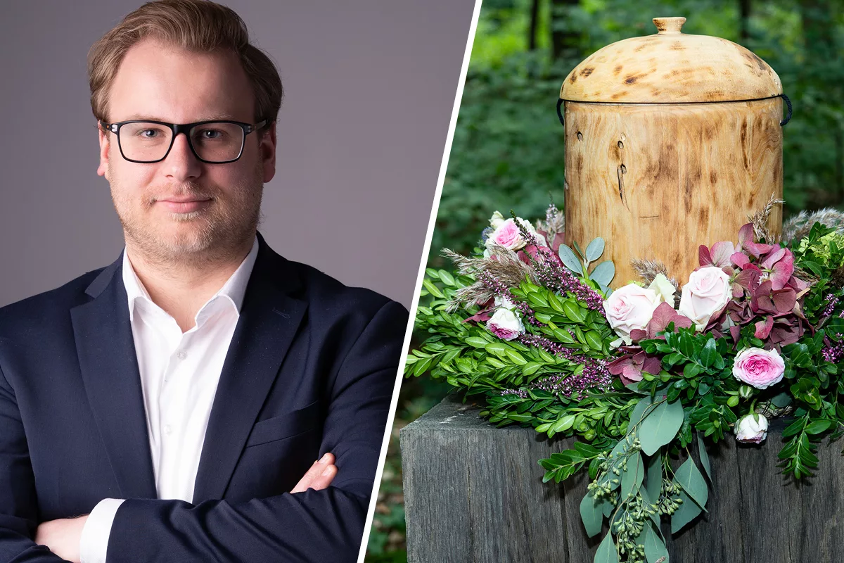 Links im Bild Konstantin Pott, sozialpolitischer Sprecher der FDP-Landtagsfraktion Sachsen-Anhalt, rechts Abbildung einer Urne auf einem Baumstamm im Wald.