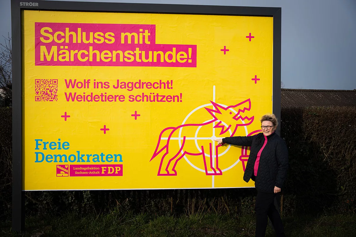 Kathrin Tarricone von der FDP-Landtagsfraktion präsentierte in Merseburg eines der ersten Großplakate zum Thema Wolf in Sachsen-Anhalt.