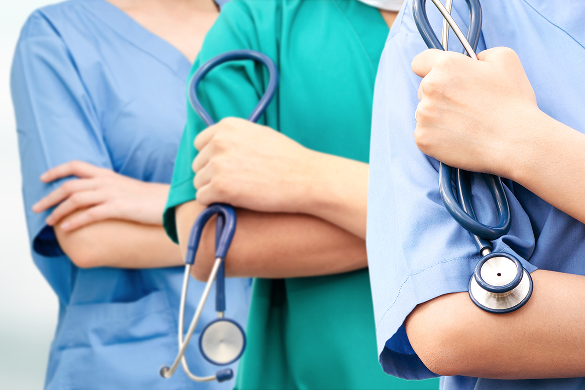 Professioneller Arzt, der in einem Krankenhausbüro oder einer Klinik mit anderen Ärzten, Krankenschwestern und Chirurgen arbeitet.