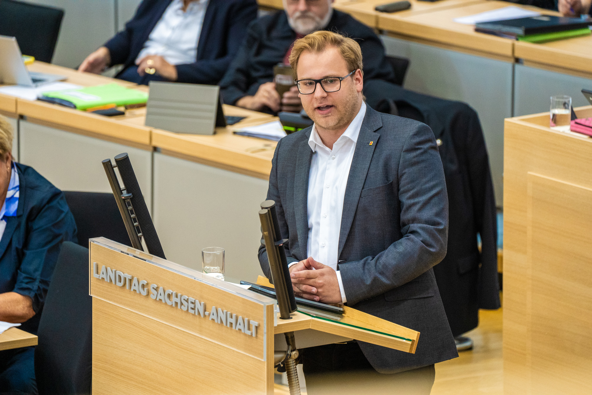 FDP-Abgeordneter und sozialpolitischer Sprecher Konstantin Pott im Magdeburger Landtag am Rendnerpult.