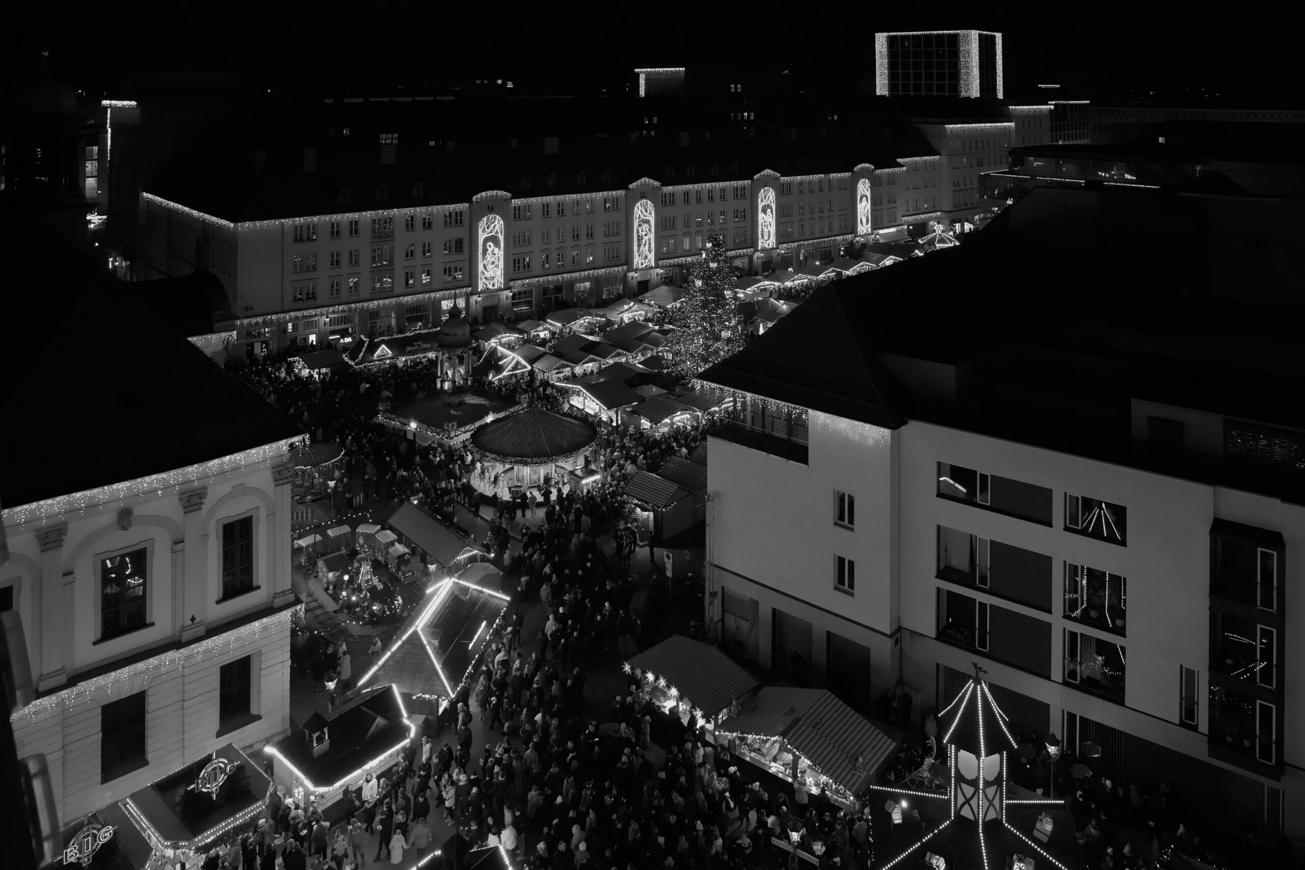 Schwarz-Weiß-Bild vom Magdeburger Weihnachtsmarkt.