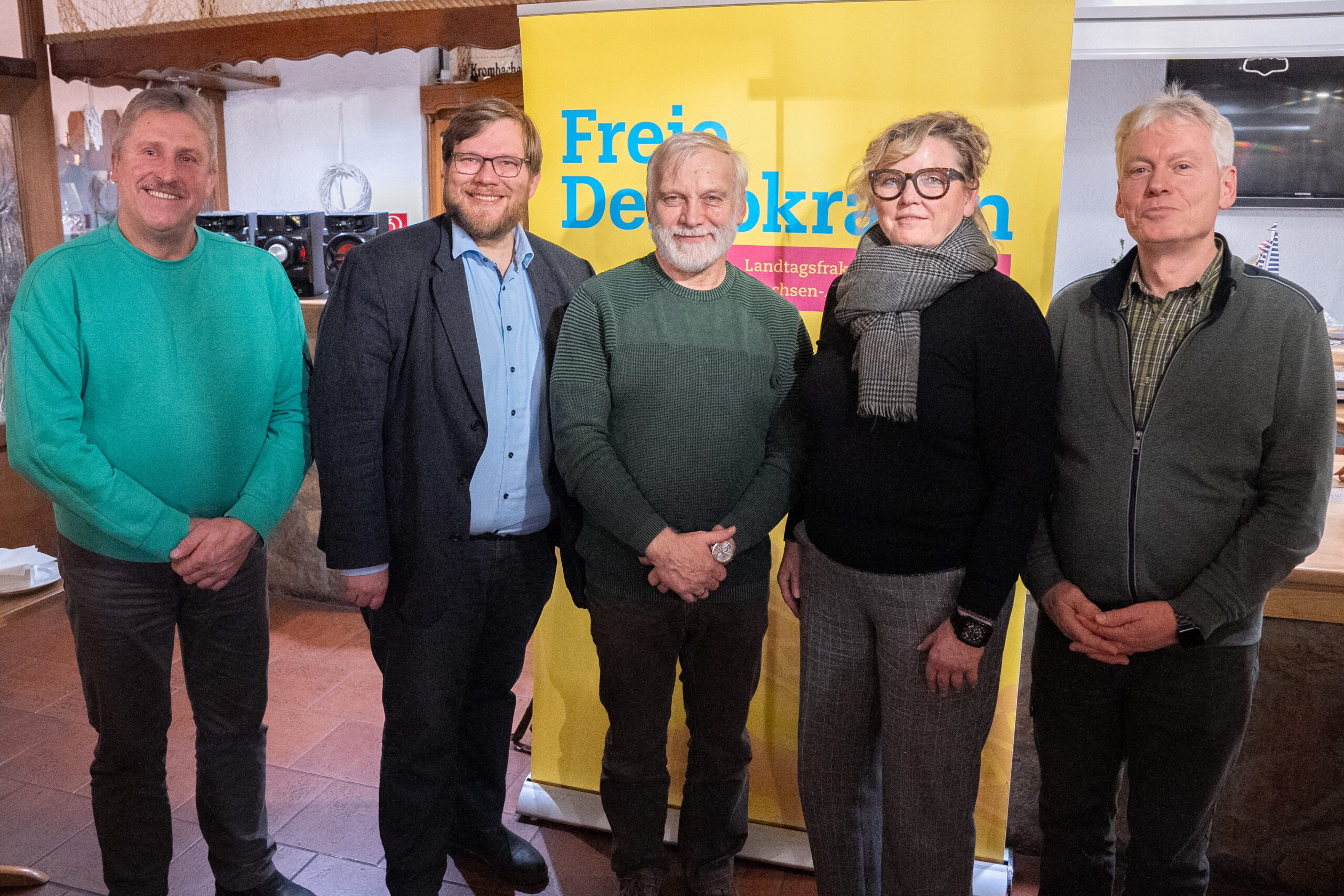 Die FDP-Abgeordneten Kathrin Tarricone und Guido Kosmehl (2.v.l.) im Gespräch mit den Vorsitzenden der Jägerschaften im Landkreis Mansfeld-Südharz.